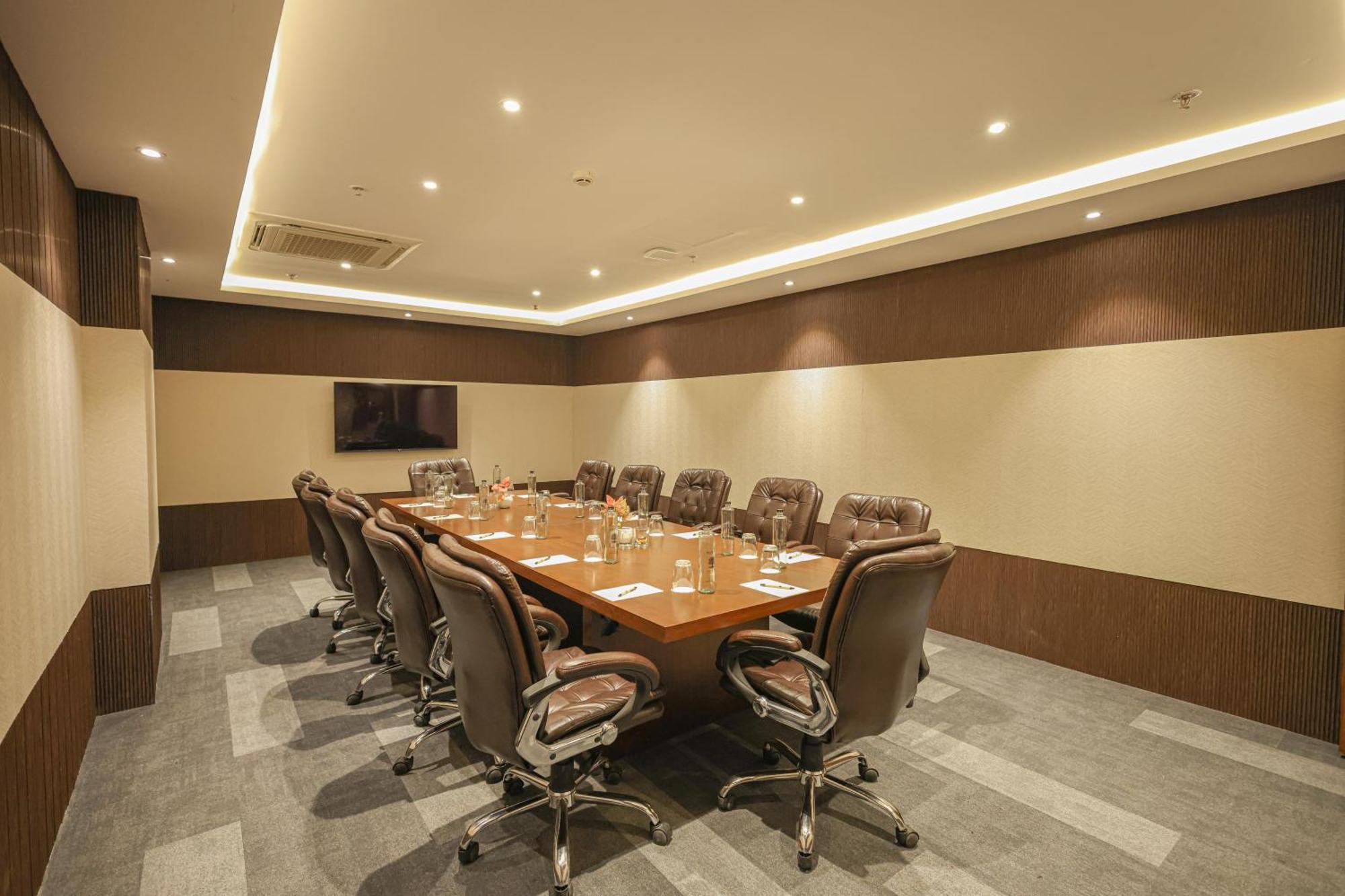 Rhythm Gurugram Hotel & Suites, Sohna Road Гургаон Екстериор снимка