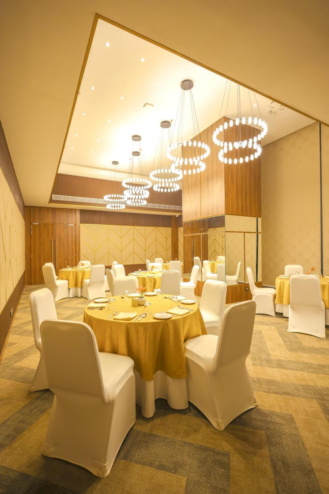 Rhythm Gurugram Hotel & Suites, Sohna Road Гургаон Екстериор снимка