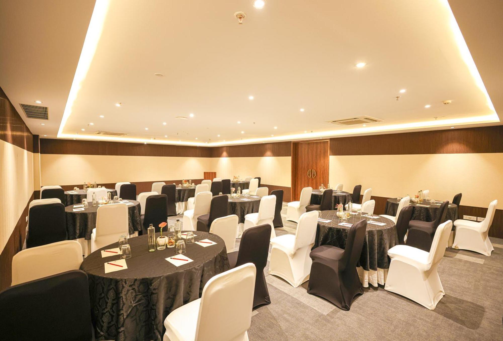 Rhythm Gurugram Hotel & Suites, Sohna Road Гургаон Екстериор снимка