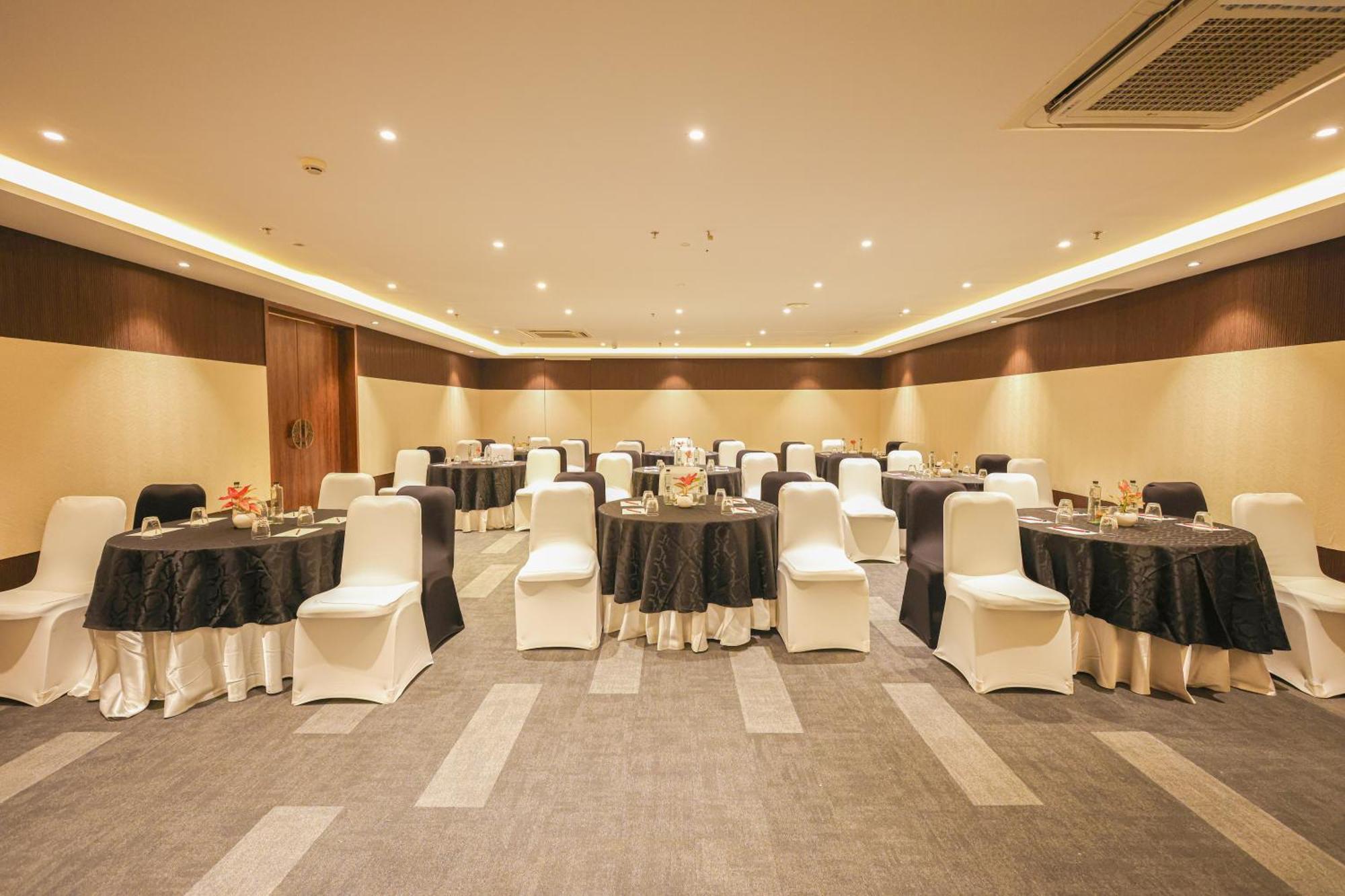 Rhythm Gurugram Hotel & Suites, Sohna Road Гургаон Екстериор снимка