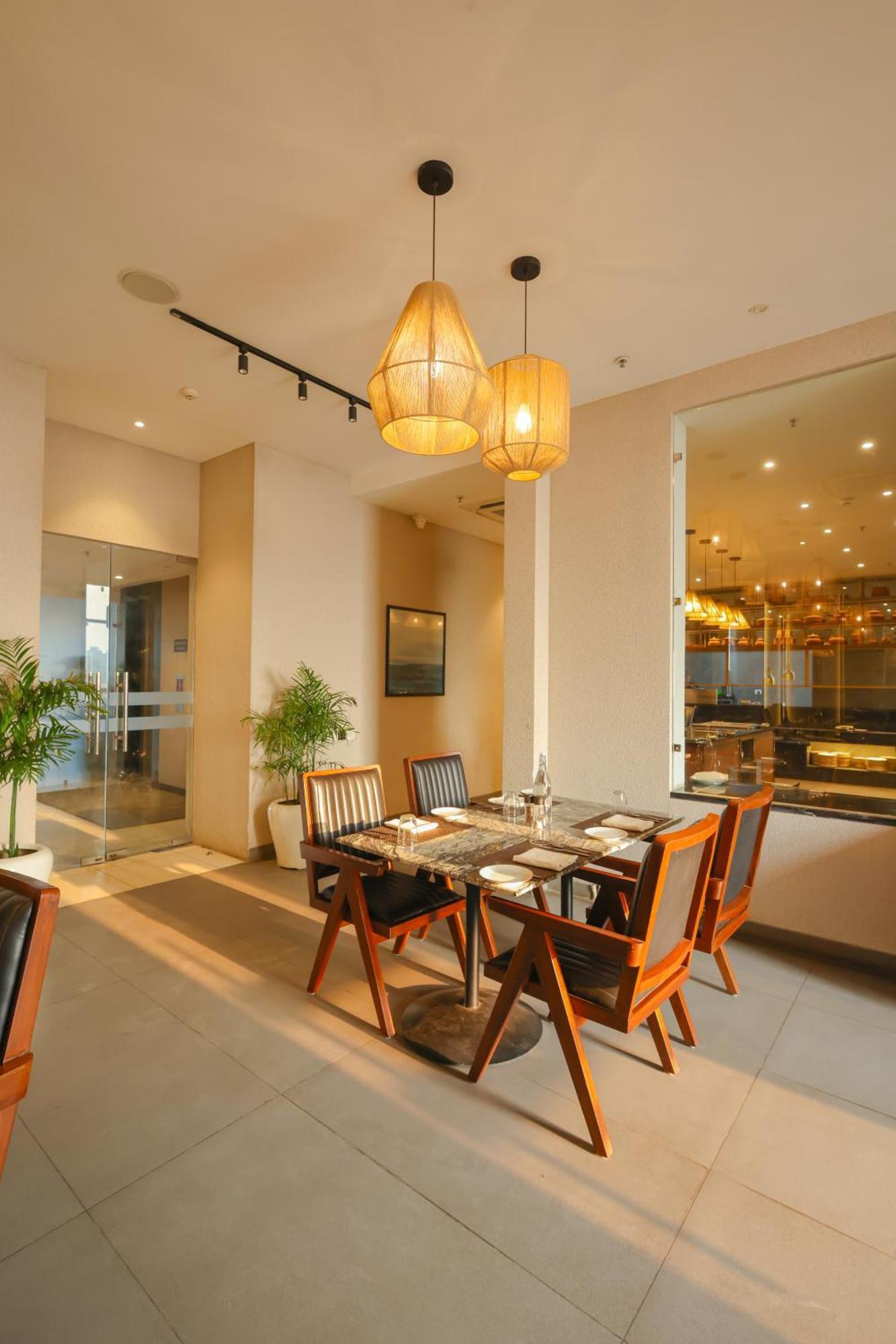 Rhythm Gurugram Hotel & Suites, Sohna Road Гургаон Екстериор снимка