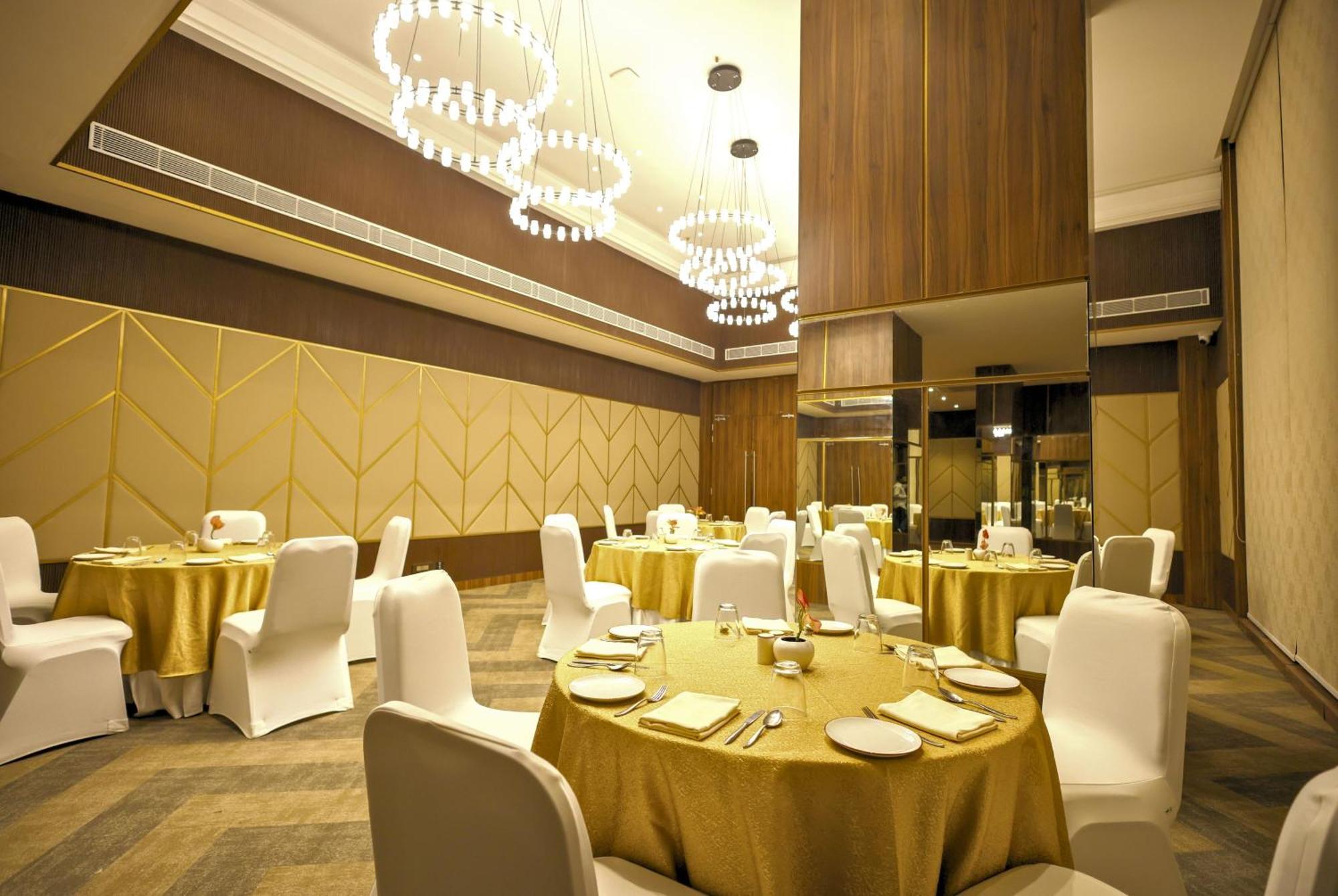 Rhythm Gurugram Hotel & Suites, Sohna Road Гургаон Екстериор снимка