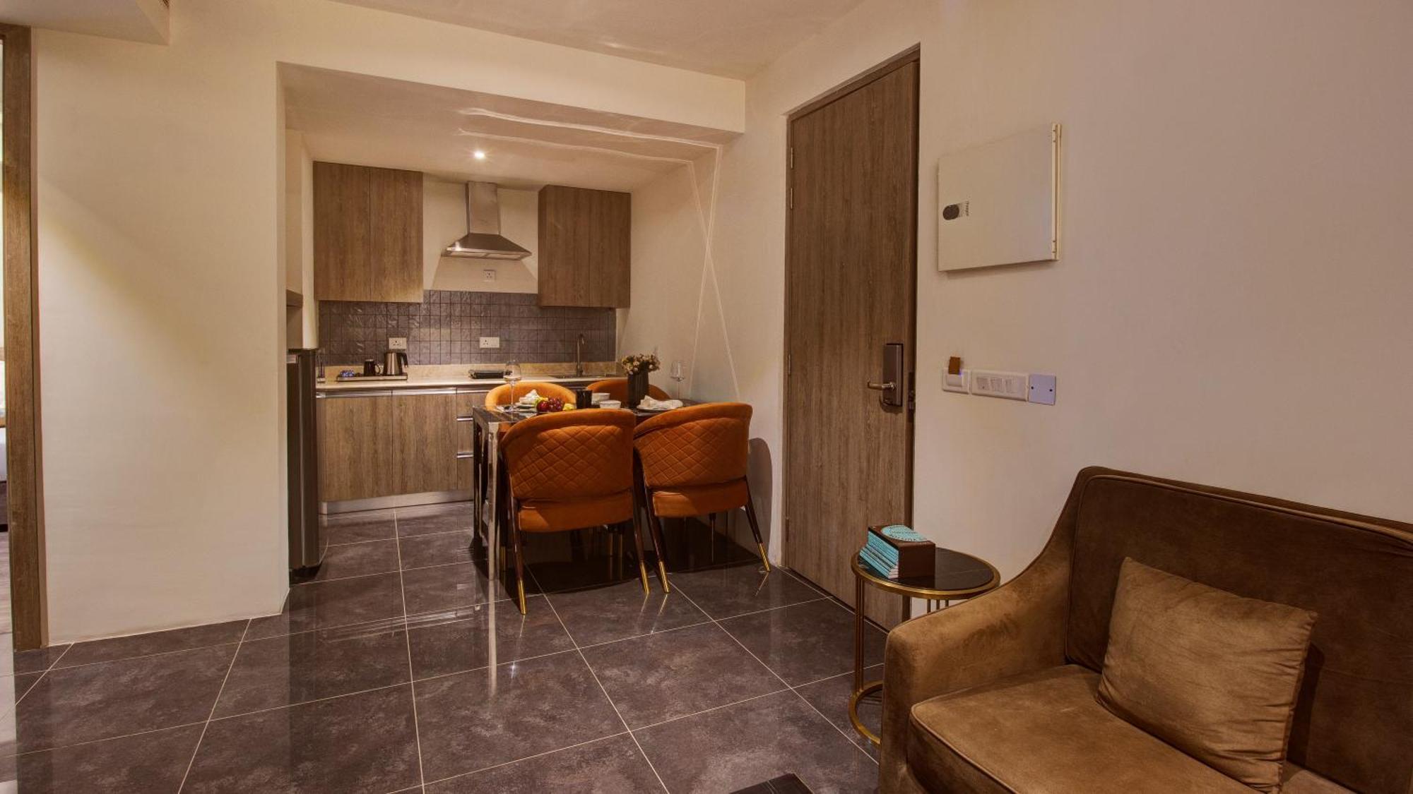 Rhythm Gurugram Hotel & Suites, Sohna Road Гургаон Екстериор снимка