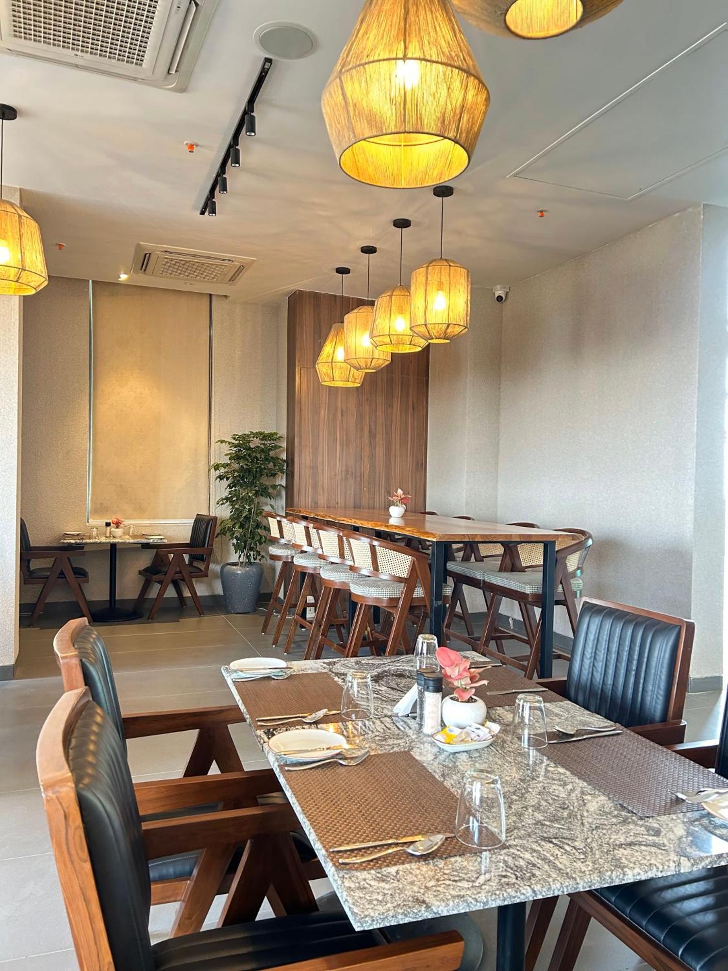 Rhythm Gurugram Hotel & Suites, Sohna Road Гургаон Екстериор снимка