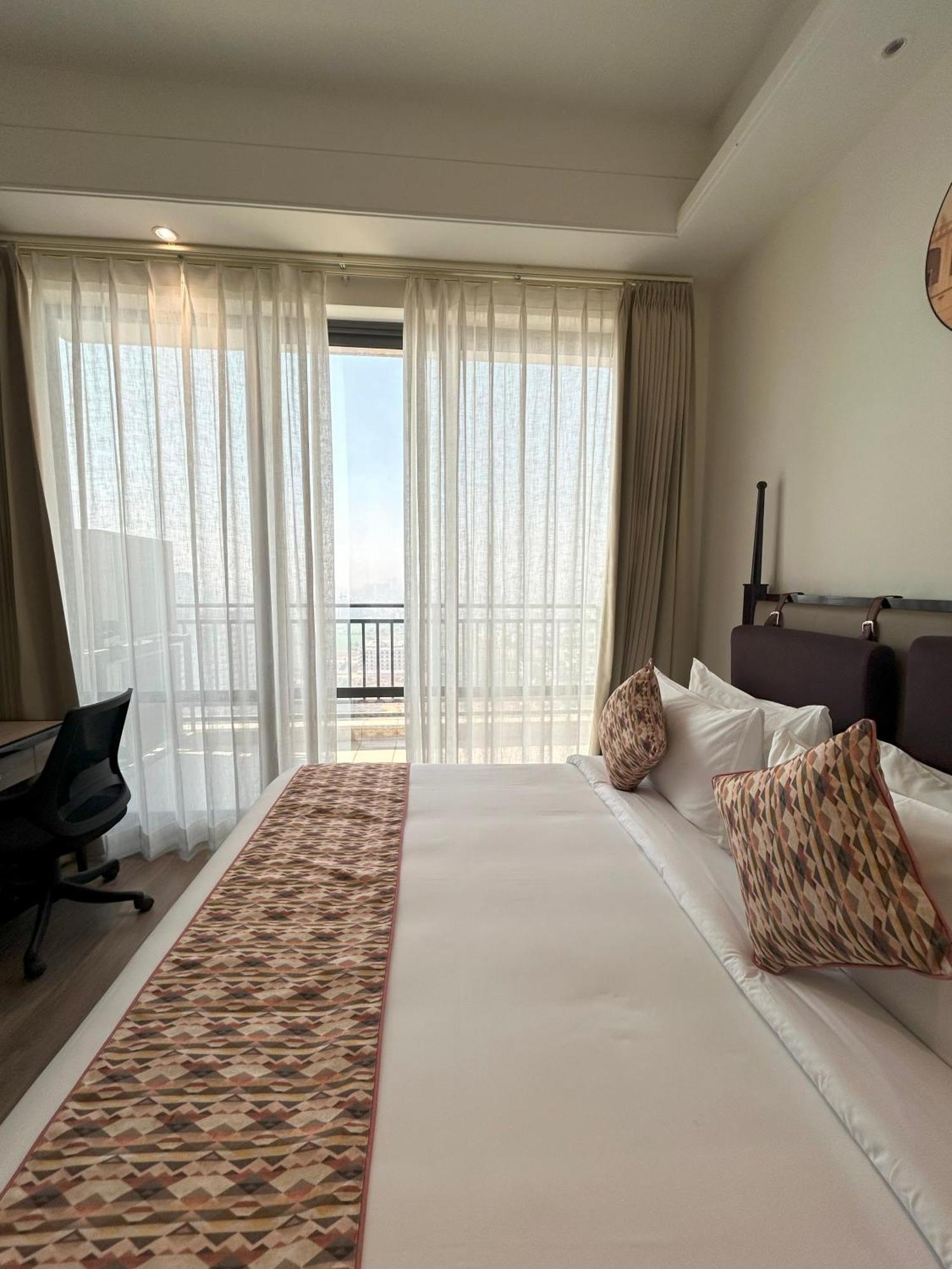 Rhythm Gurugram Hotel & Suites, Sohna Road Гургаон Екстериор снимка